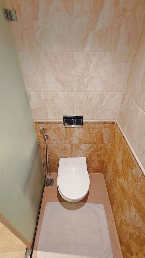 Luxury Suite - Photo 22