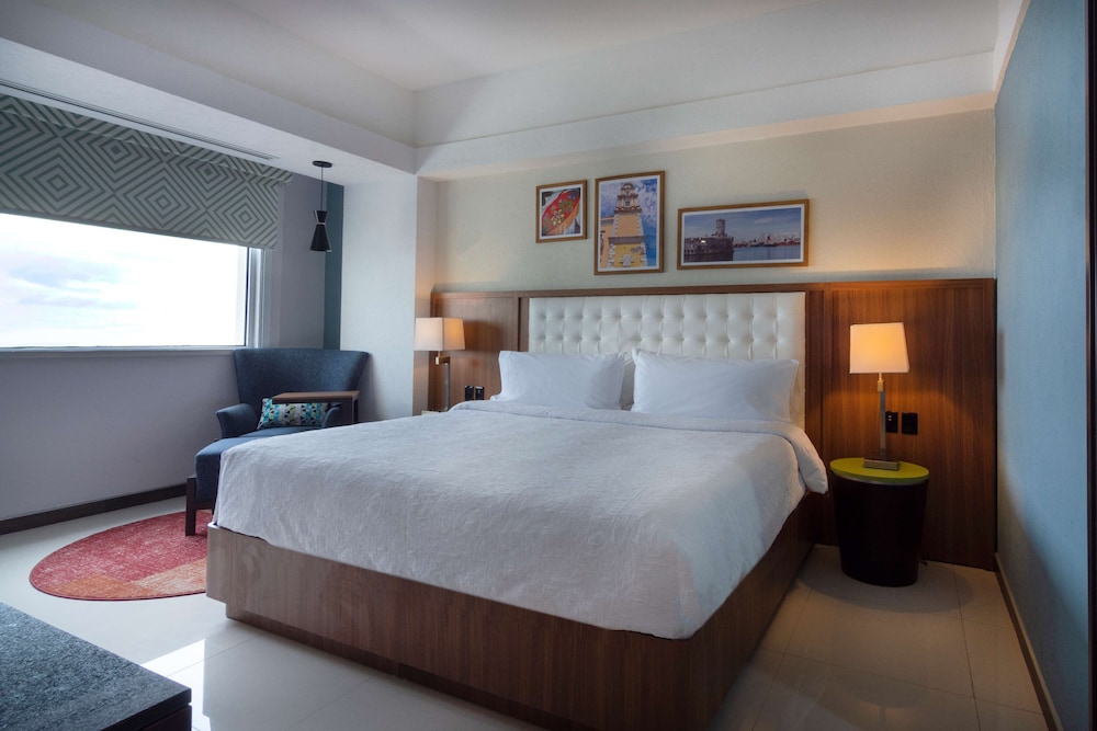 Room, 1 King Bed, Refrigerator - Photo 2