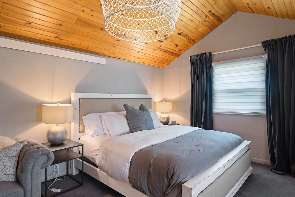 Luxury Room, 1 King Bed photo 2