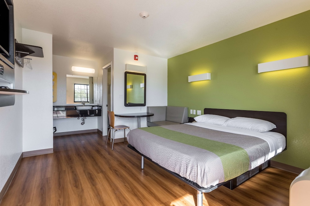 Modern, Standard Room, 1 Queen Bed, Non Smoking photo 3