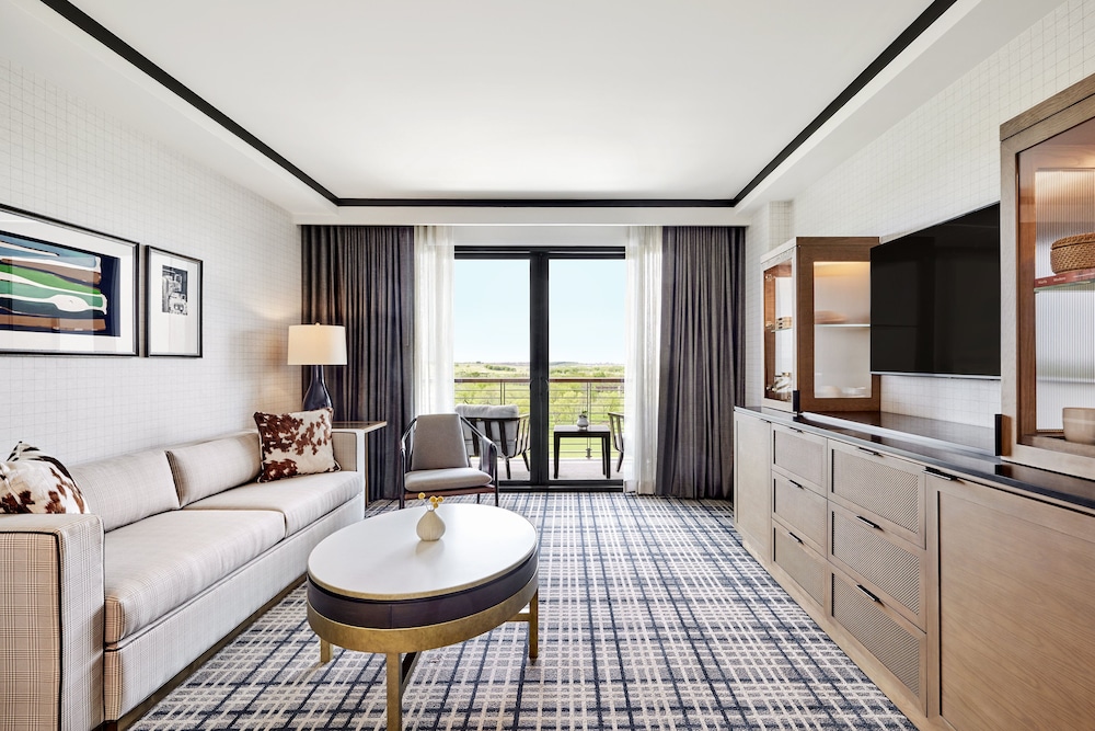Suite, 1 Bedroom, Balcony - Photo 1