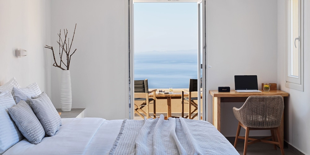 Luxury Studio Suite (Earth)