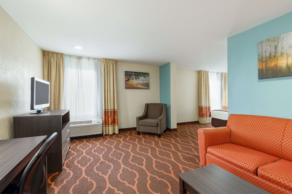Suite, 1 King Bed, Non Smoking - Photo 3