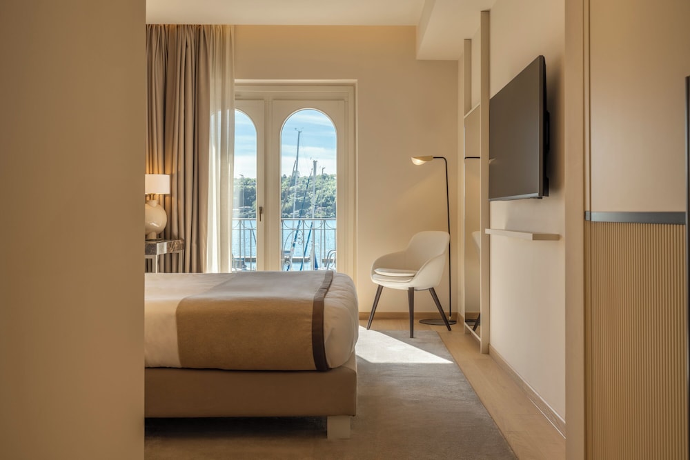 Superior Room, Lake View