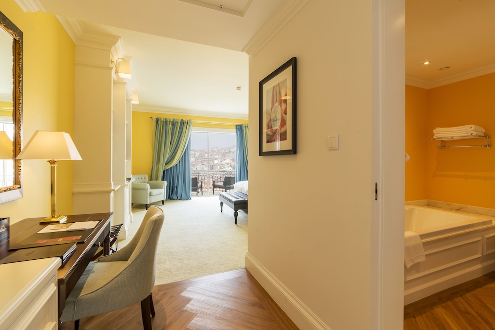 Executive - City or Garden View - Low Floors 1,2,3 of East wing and requiring 2 lifts to be accessed - Photo 4