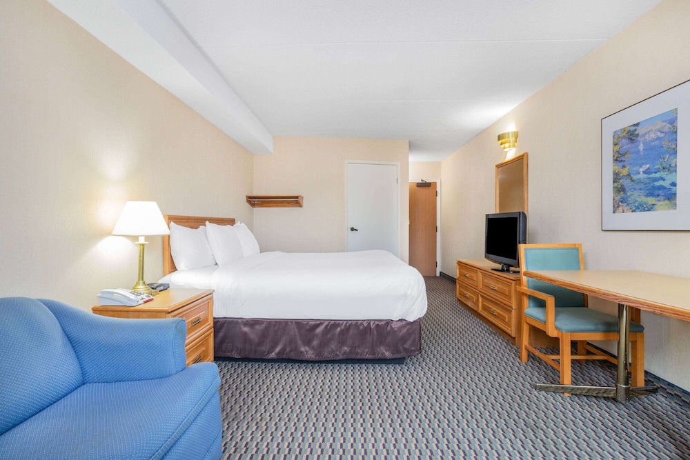 Room, 1 King Bed, Non Smoking - Photo 3
