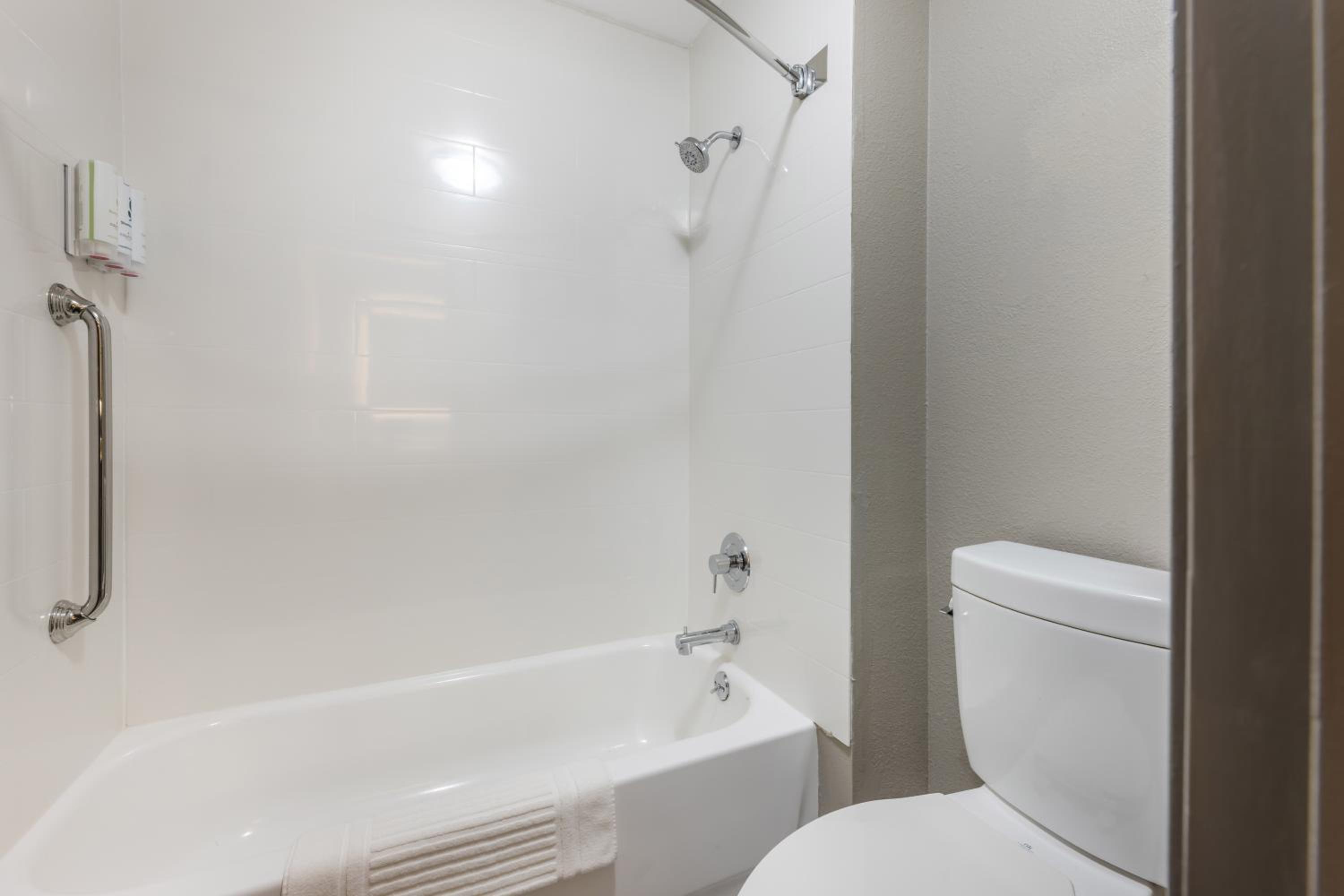 Efficiency King Suite - Non-Smoking - Photo 1