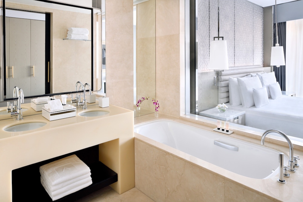 Standard Room, 1 King Bed, City View (Superior Room King)