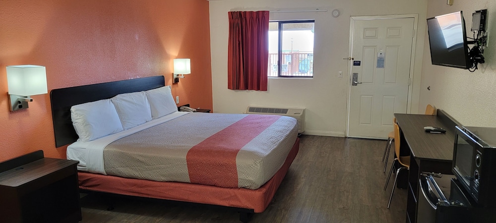 Standard Room, 1 King Bed, Non Smoking - Photo 5