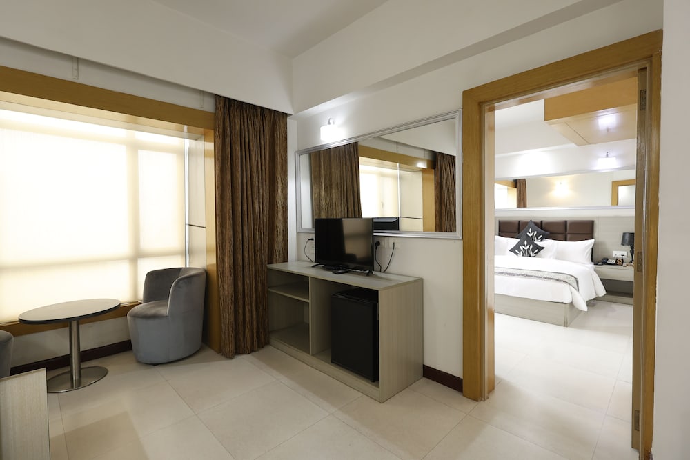 Suite with separate living area - High Floor - Photo 4