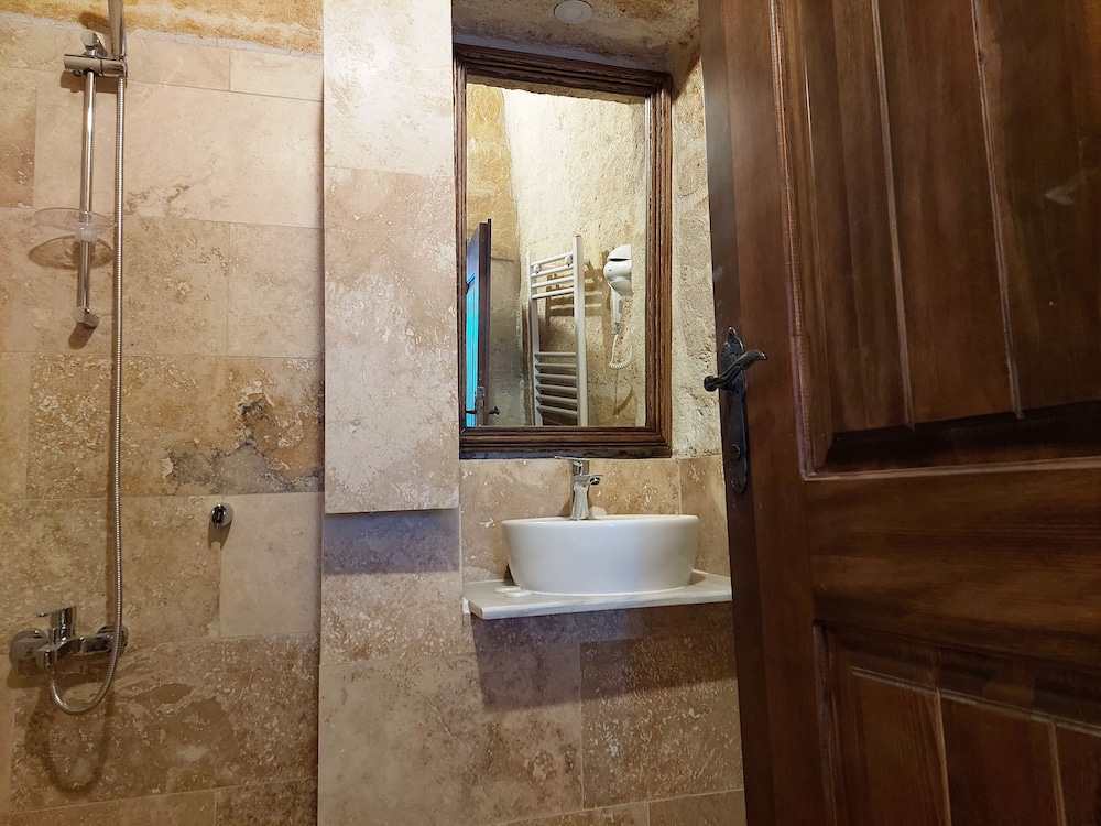 Standard Double Room - Photo 11