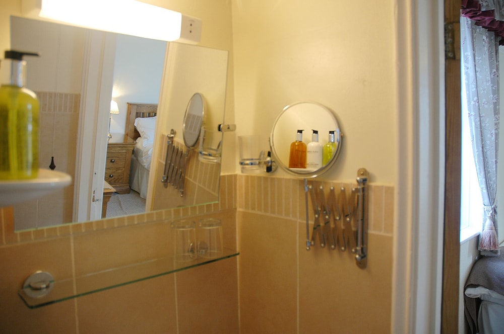 Standard Suite, Ensuite photo 3