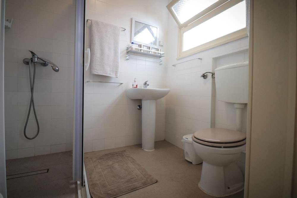 House, 2 Bedrooms photo 3