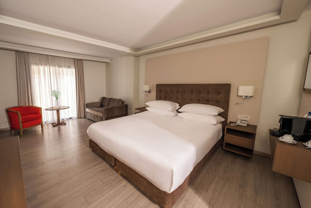 Premium Room, 1 King Bed with Sofa bed (Single Sofa) - Photo 1