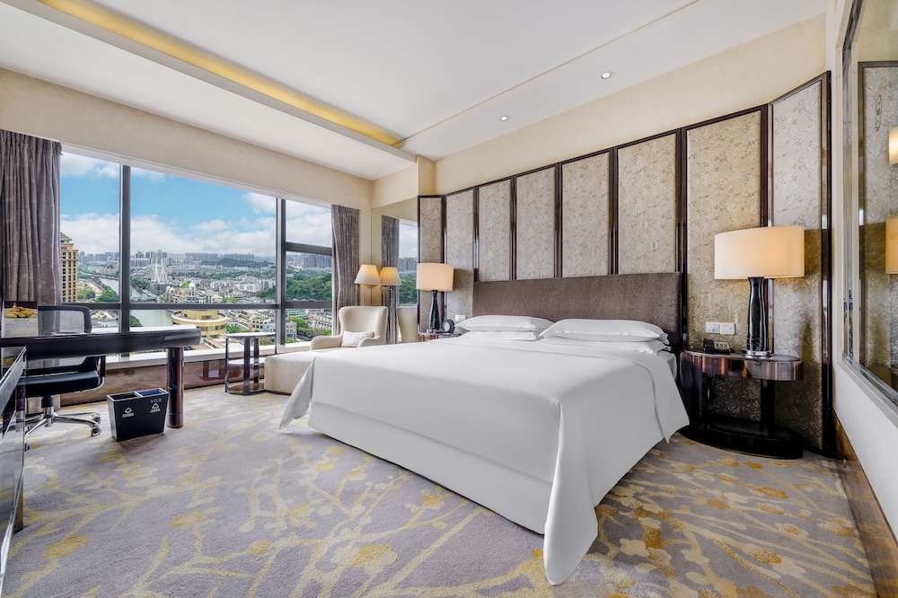 Club Room, 1 King Bed, City View - Photo 1
