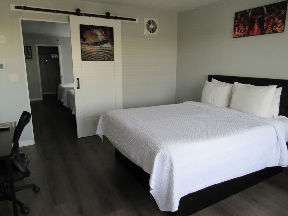 Suite, Multiple Beds (3 Queen Bed Suite Non Smoking) - Photo 1