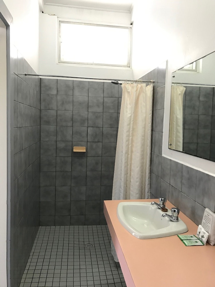 Basic Double Room, 1 Queen Bed photo 3