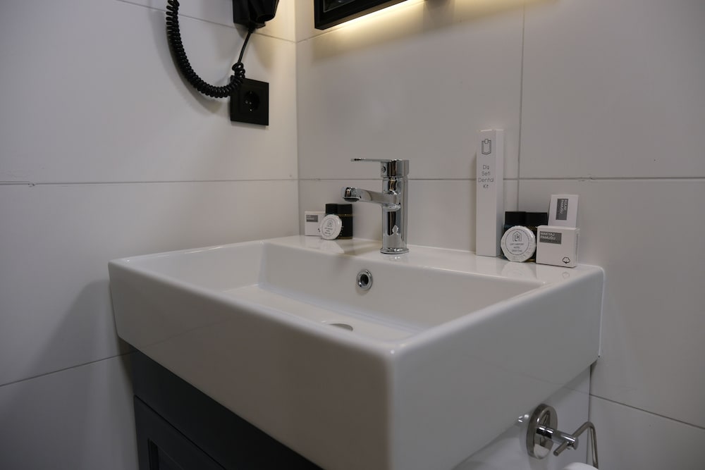 Deluxe Triple Room With Balcony - Photo 9