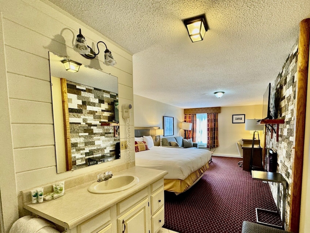 Honeymoon Studio Suite, 1 King Bed with Sofa bed photo 2