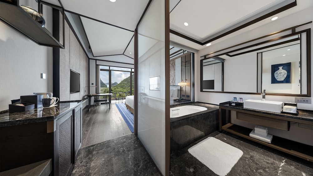 Deluxe King Room - Mountain View photo 2