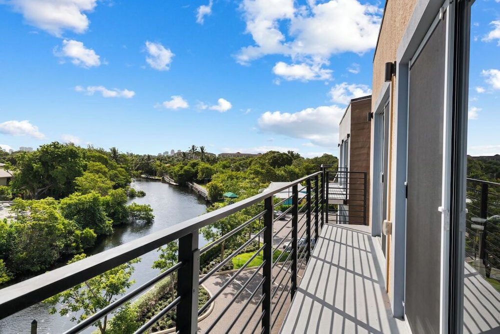 Luxury Suite, Kitchen, River View