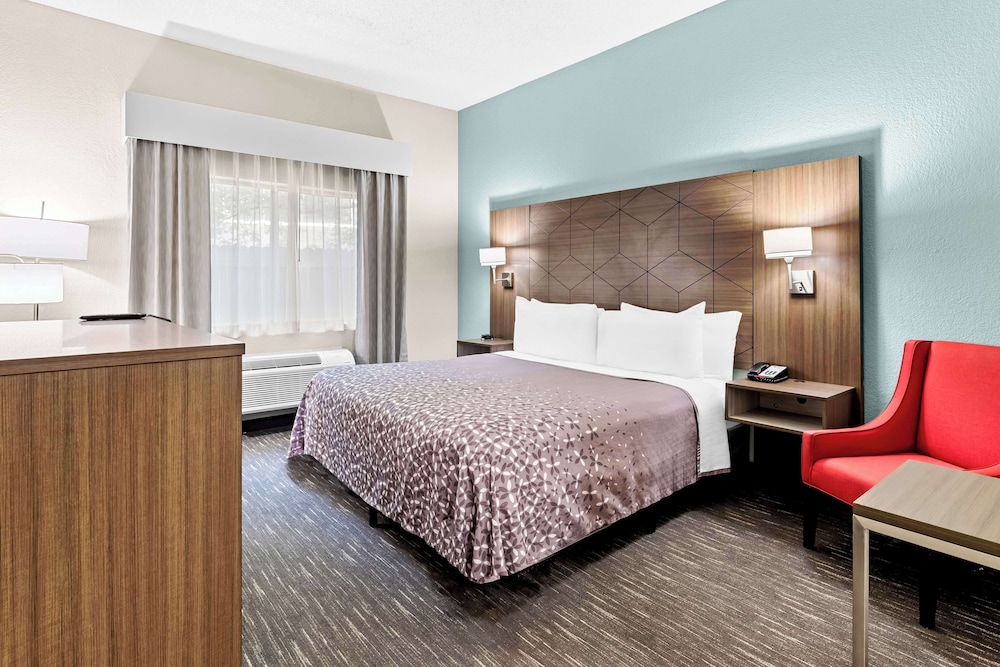 Standard Room, 1 King Bed, Accessible, Bathtub (Bathtub) photo 2