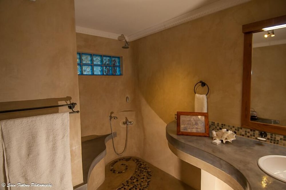 Deluxe Room, 1 King Bed, Sea View photo 3