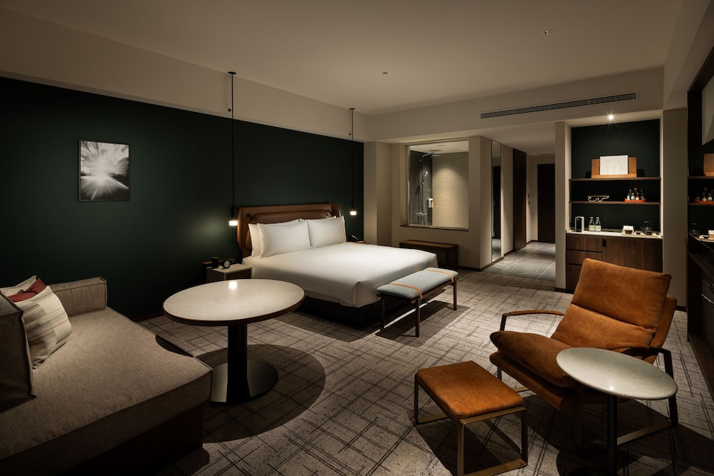 Deluxe Room, 1 King Bed (Circuit View) - Photo 2