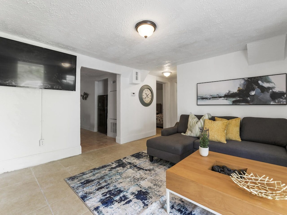 Bsmt Suite Near Stadium w Parking Coffee BBQ AC, Billede 2