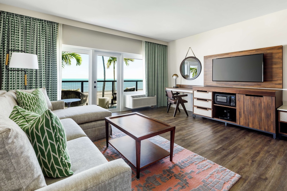 Room, 1 King Bed, Accessible, Ocean View (Mobility & Hearing, Roll-in Shower)