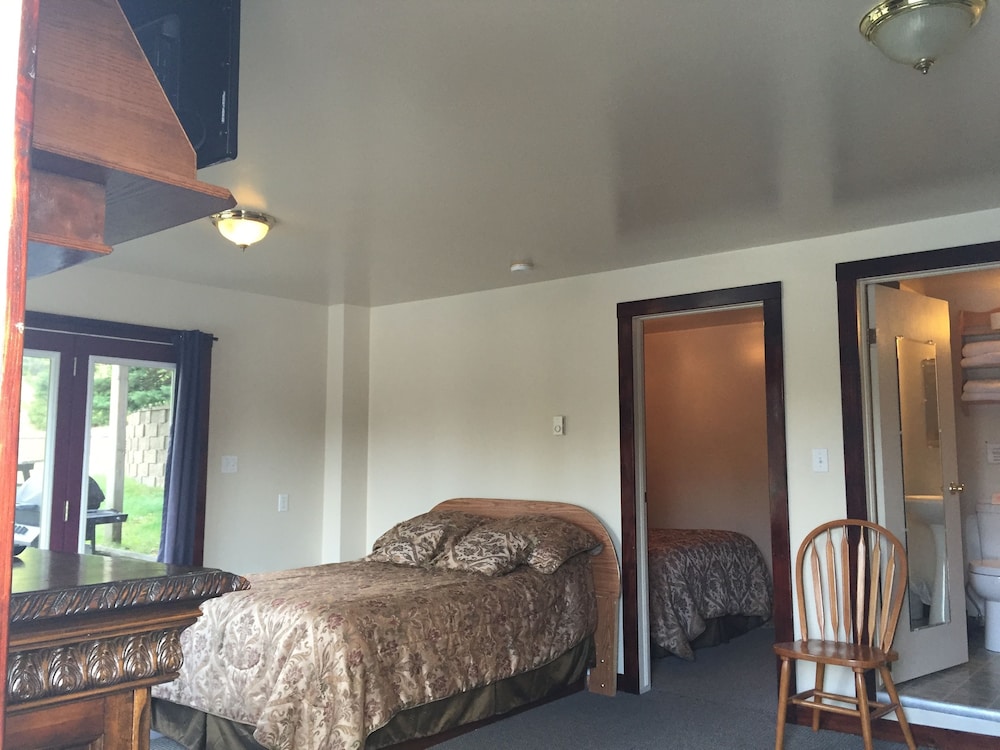 Standard Suite, Multiple Beds, Refrigerator & Microwave, River View (Elvis) photo 2