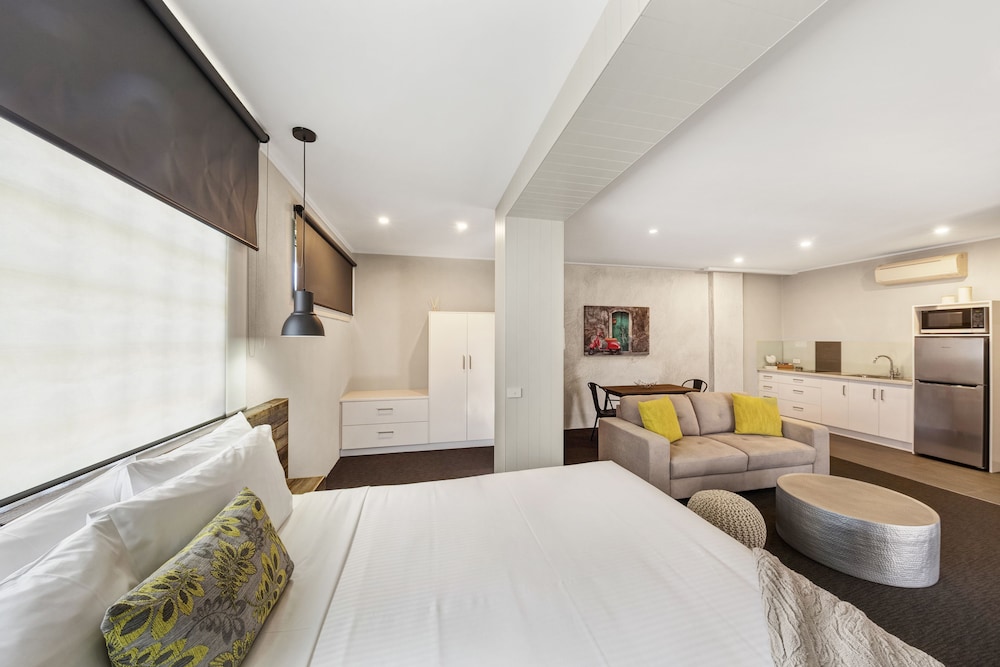 Premium Studio, 1 King Bed photo 2