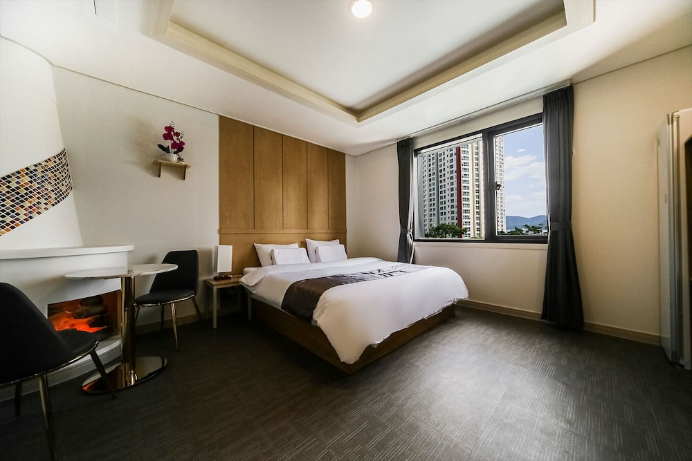 Superior Room (King Bed)