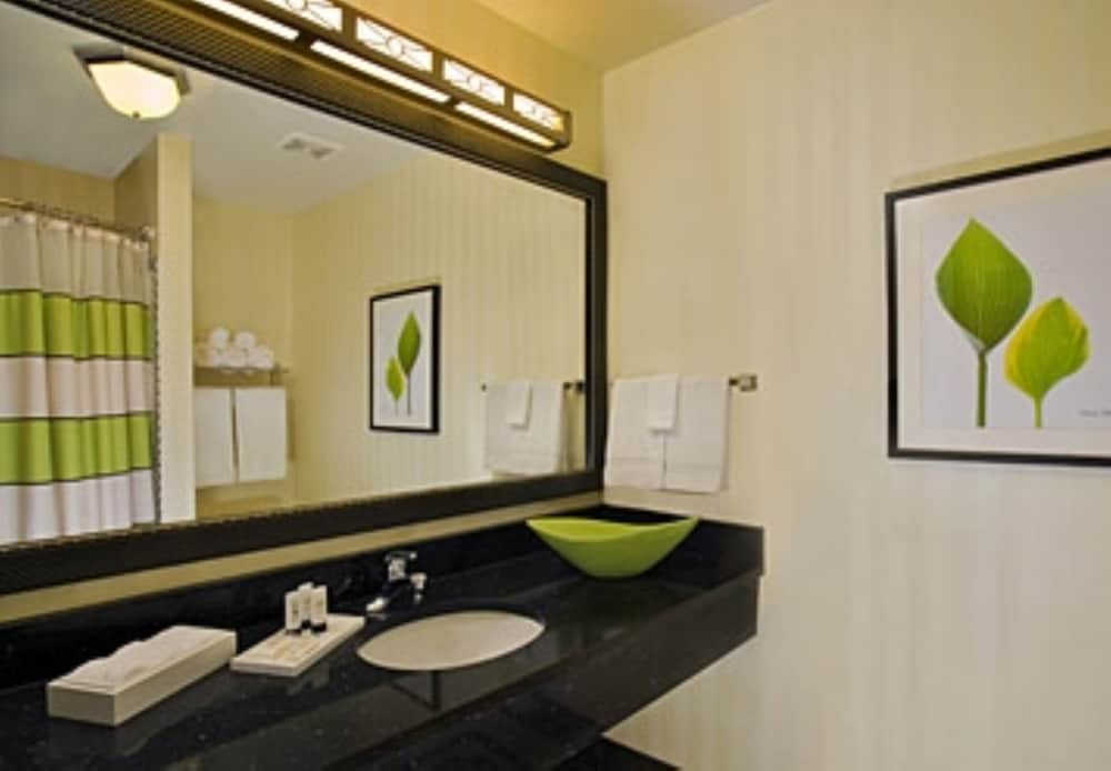 Room, 1 King Bed (Mobility/Hearing Accessible, Tub) - Photo 2