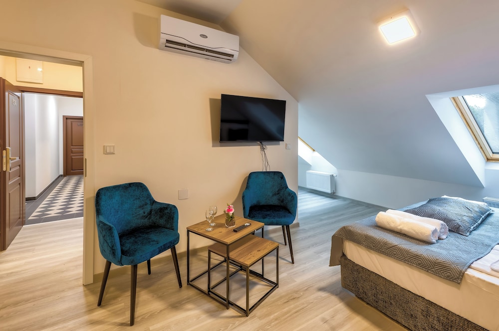City Studio, 1 King Bed
