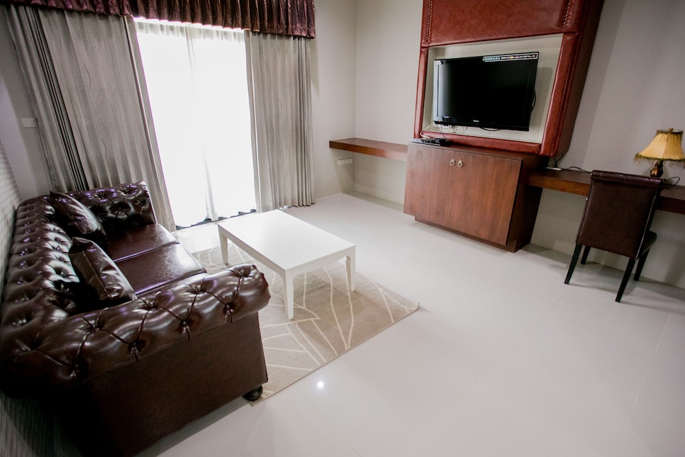 Executive Room - Photo 8
