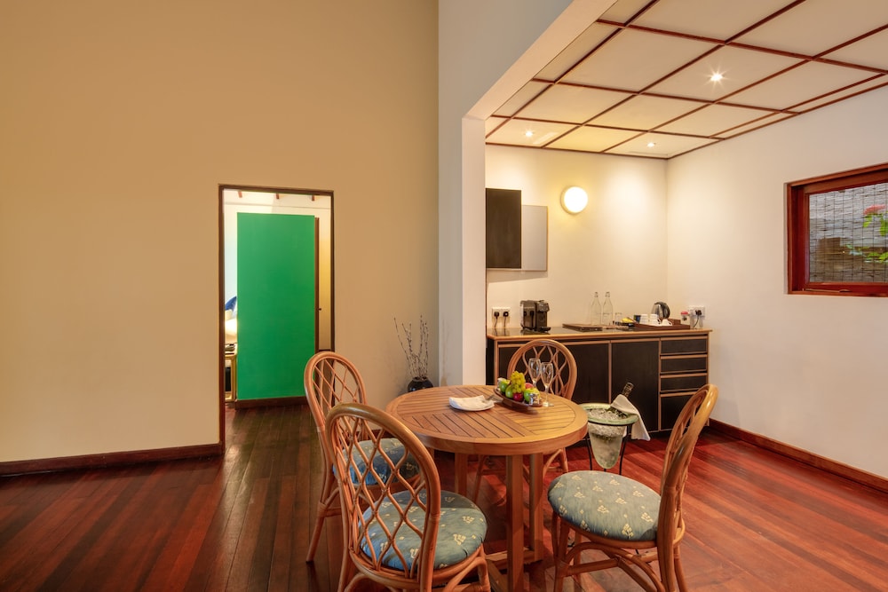Honeymoon Suite - Photo 3