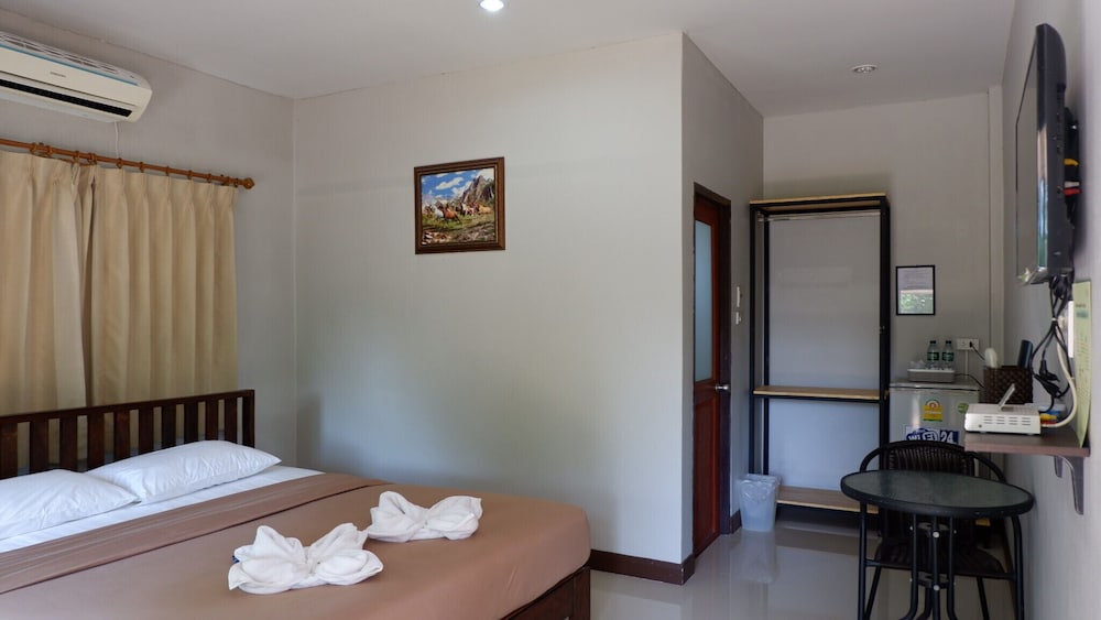 Standard Room, 1 King Bed photo 3