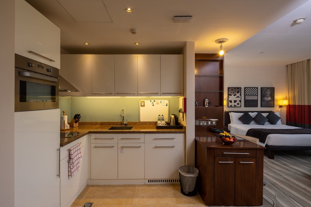 Studio Suite, 1 King Bed, Accessible, Kitchen photo 3