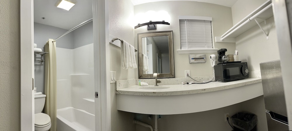 Basic Double Room, 2 Queen Beds, Non Smoking, Jetted Tub photo 3