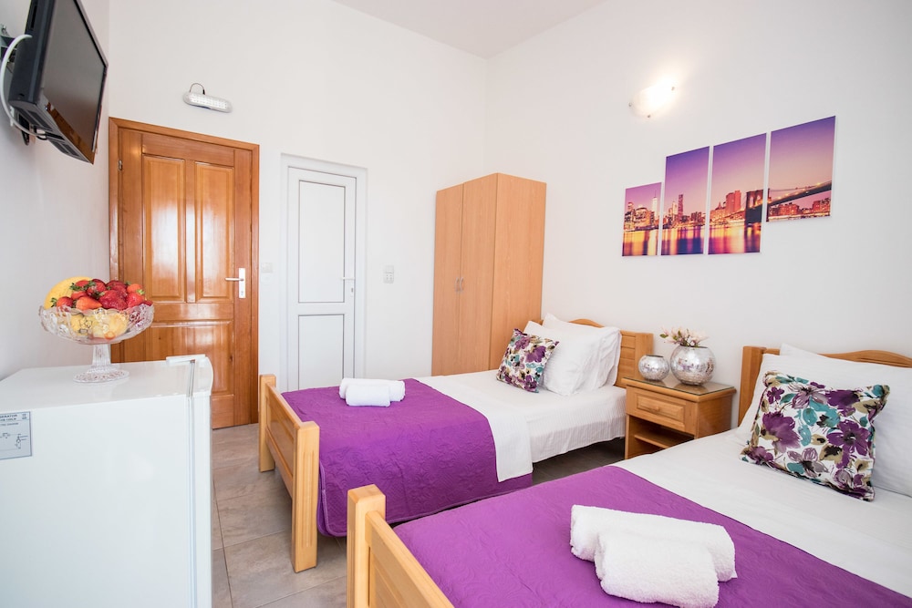 Standard Double or Twin Room - Photo 11