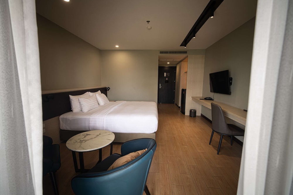 Premium Room, Bathtub, Pool View - Photo 3