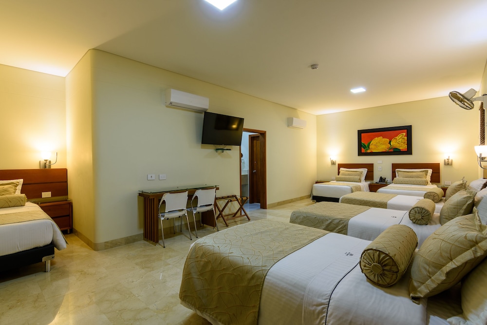 Family Room, Multiple Beds, 2 Bathrooms