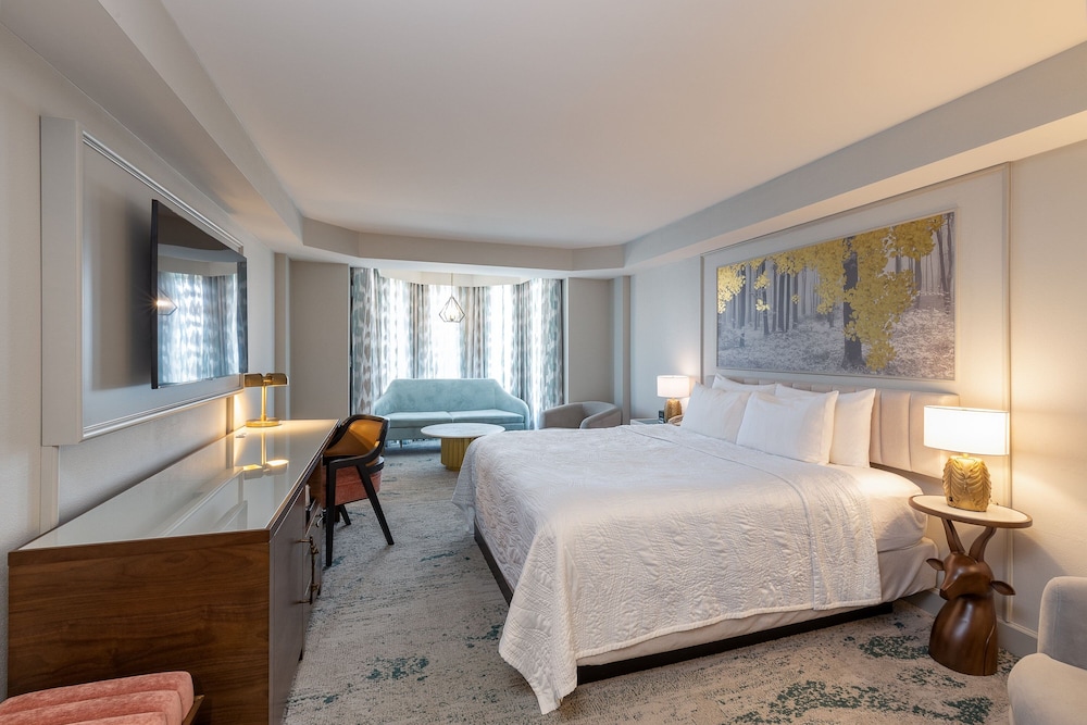 Room, 1 King Bed, Tower thumbnail 5