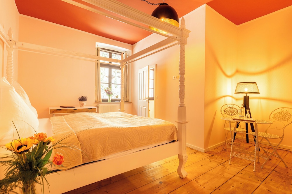 Standard Double Room, 1 King Bed, Courtyard View