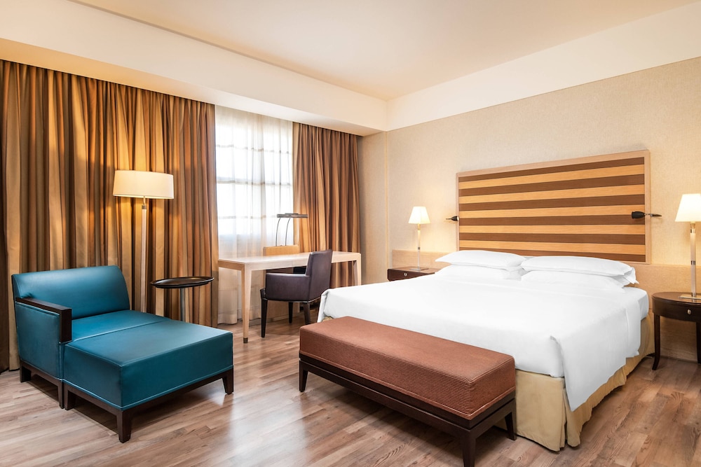 Executive Room, 1 King Bed, Courtyard View