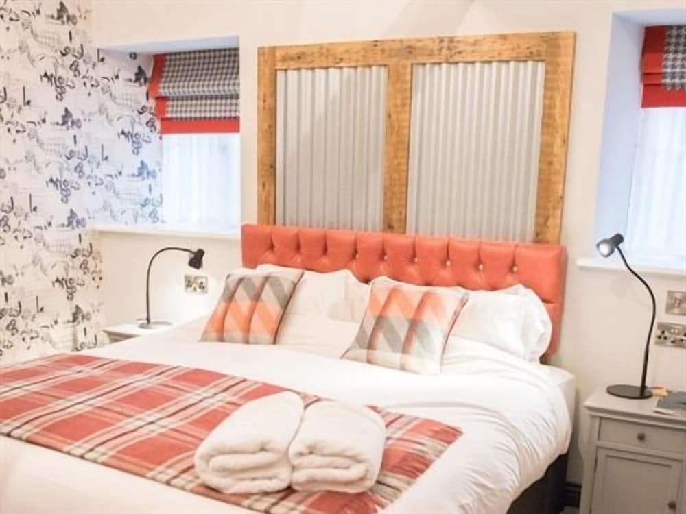 Standard Suite, Ensuite (Football Field)