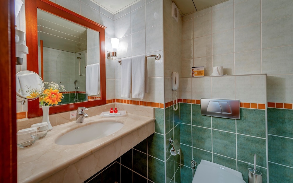 Standard Room, 3 Twin Beds, Balcony thumbnail 6