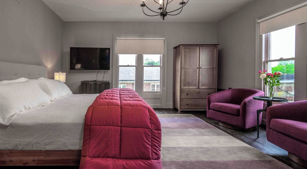 Chapman House Dutchess Suite, Purple Room
