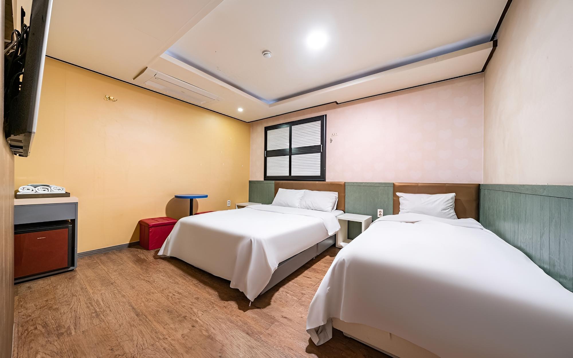 Room (Twin bed room (Netflix YouTube availa) - Photo 1